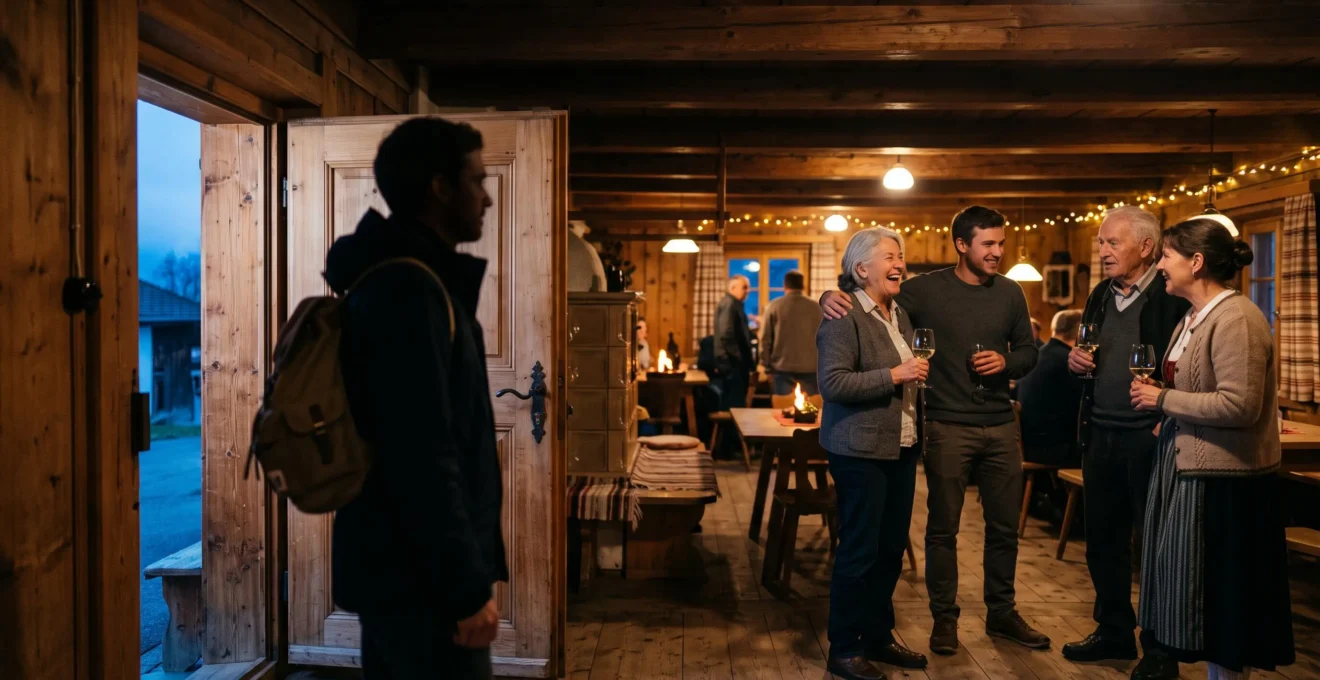Un voyageur observe depuis le seuil d'une salle communale suisse animée où des habitants partagent un moment convivial, symbolisant la porte d'entrée vers un cercle social local fermé.