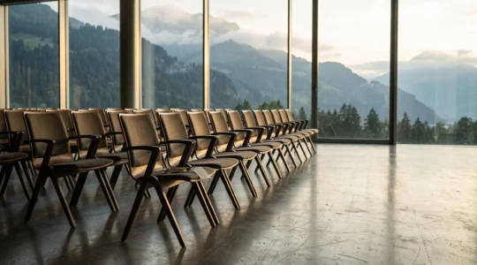 Salle de congrès suisse vide en fin de journée, symbole des opportunités professionnelles à saisir après l'événement
